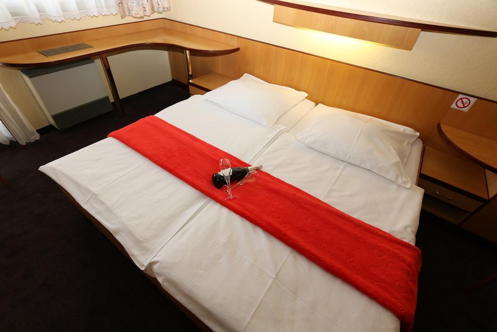 Hotel Krona Domžale Eksteriør billede