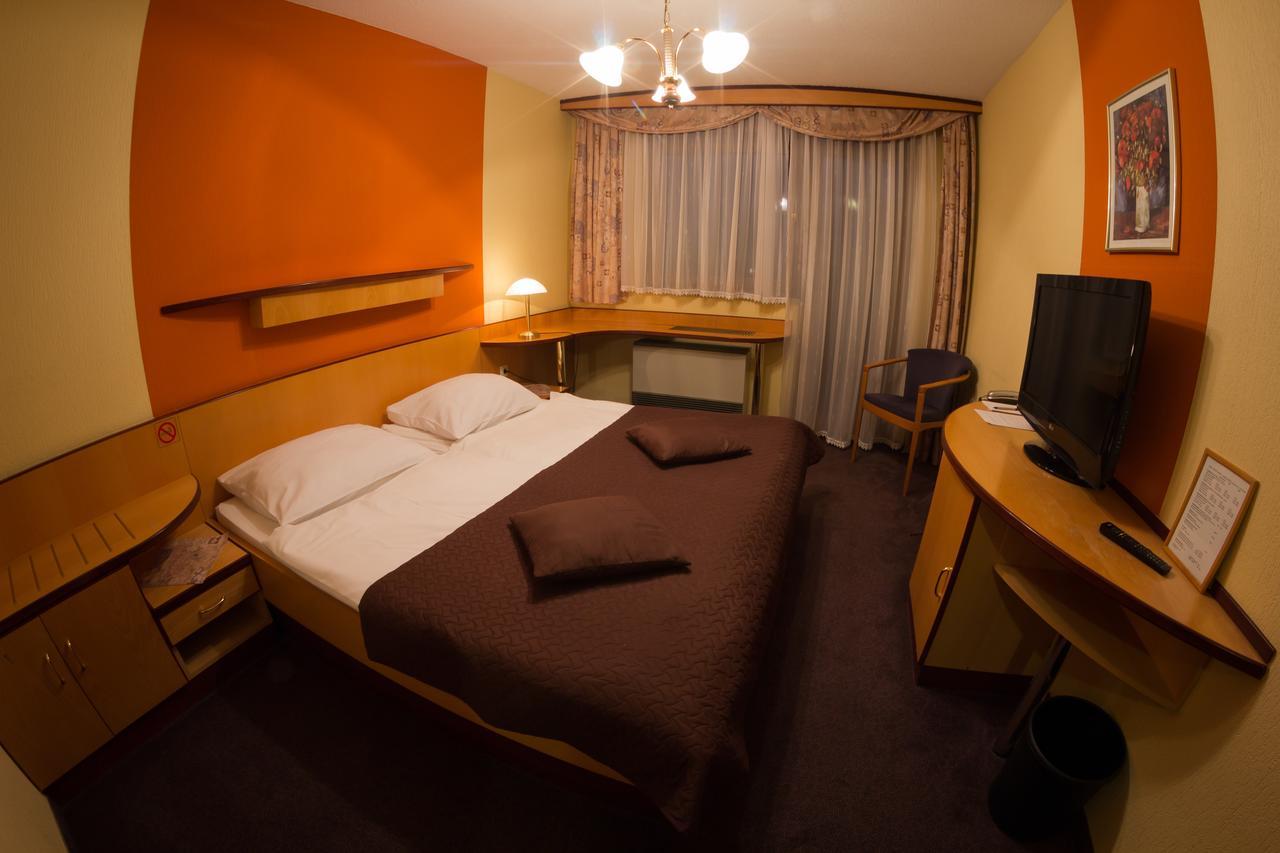 Hotel Krona Domžale Eksteriør billede